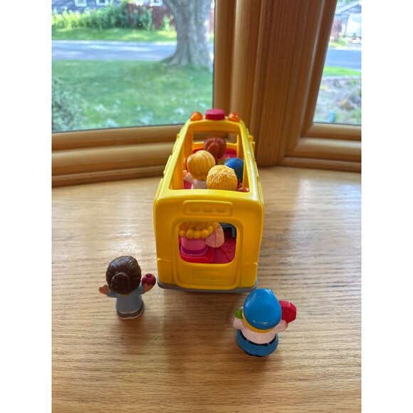 Fisher-Price Little People Smiling School Bus & 7 Figures Set - Picture 8 of 9